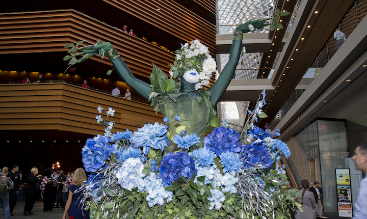 Site to See The welcome party at the Kimmel Center for the Performing Arts took full advantage of the building’s soaring atrium.